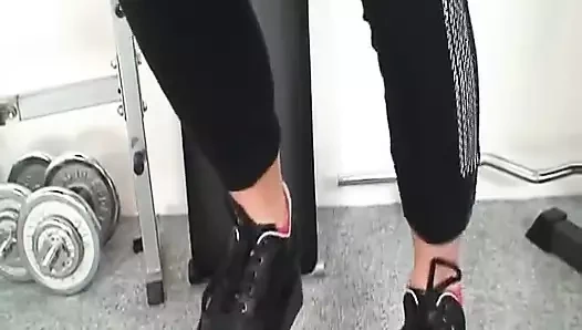 Güzel Alman genç kız spor salonunda sert sikiliyor