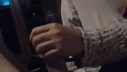 Bakış açısı Ateşli Asyalı Elle Muamele Godess Tarafından Boşalana Kadar Kanepede Elle Muamele