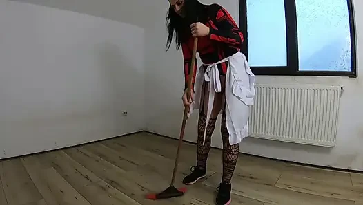Erkek delisi hizmetçi terk edilmiş bir evi temizlerken süpürge ve paspasla mastürbasyon yapıyor