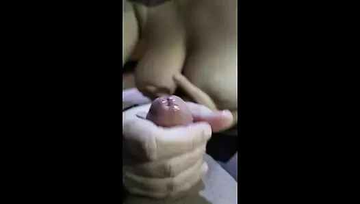 İri güzel azgın sürtük kocasına elle muamele çekiyor