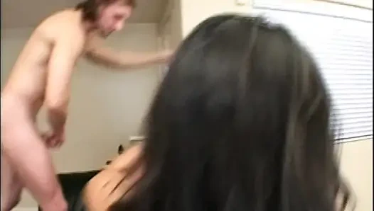 Edepsiz küçük sürtük hepsini yiyor