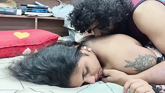 Mallu çift yatak odasında elbise çıkarma ve göğüslerle öpüşme ateşli desi romantizmi evde emiyor