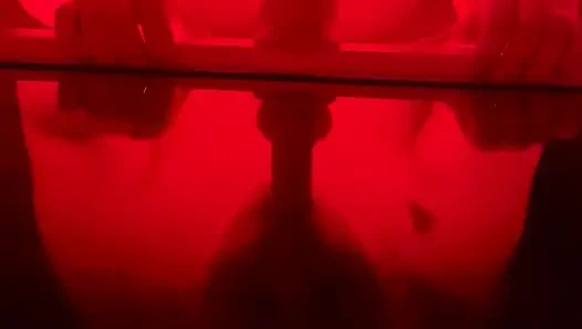 İri güzel kadın dildoyla gırtlağına kadar alıyor