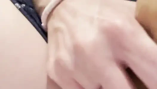 Yalnız kızıl evli kadının kremsi bir deliyi yakalaması gerekiyor, kocası bir arkadaşını almak için zamanı değil