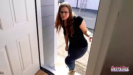 Ateşli orta yaşlı seksi kadın Kay Lee sıkı kıllı amını siktiriyor