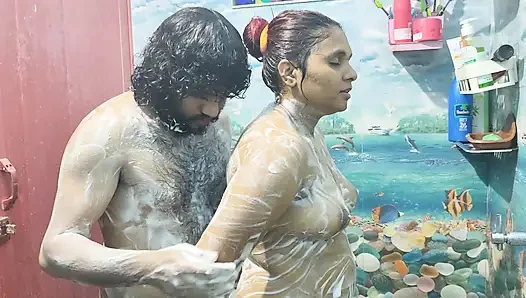 Banyo romantizmi ve elle muamele ans penis götünü ovuyor