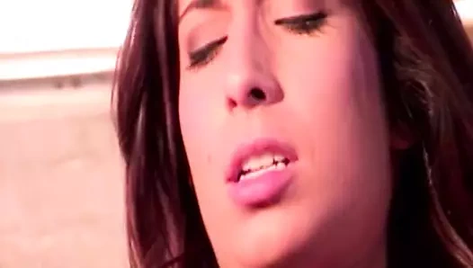 İçeride uzun bir horoz ile tatmin olmayan genç