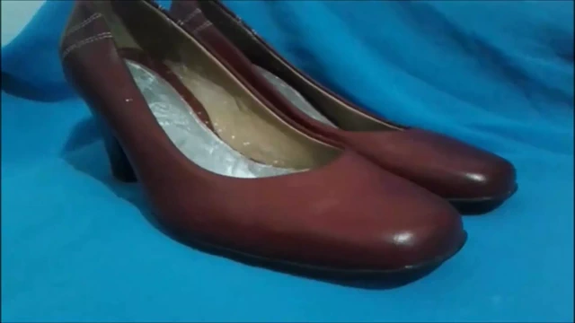 Güzel bir uçuş görevlisi tarafından giyilen ayakkabılar