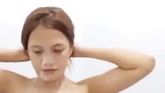Minyon Pinay Take üvey kız kardeşinin erkek arkadaşını azdırarak duş alıyor