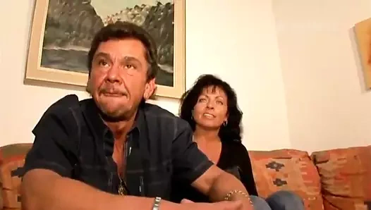 Alman orta yaşlı seksi kadın üçlü grup seks sırasında amında bir yarak ve boğazında bir yarakla sikişiyor