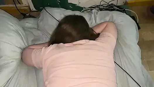 BÜYÜK GÖTLÜ ŞORTLU BIR EVLI KADıNıN GERÇEK EV YAPıMı SEKSI. ÜSTÜNE ÇıKıYOR VE INLIYOR. SOHBETLERLE RUS EVI