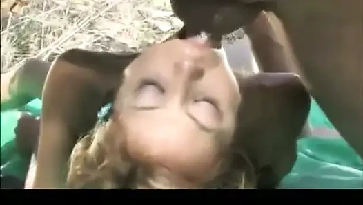 Azgın sarışın şişmiş bir yarağı emiyor ve sonra ıslak götünü açık havada domaltarak siktiriyor