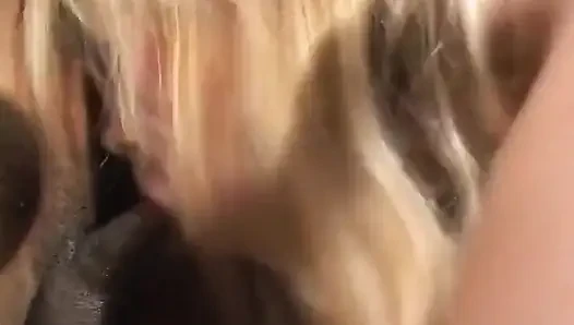Adam sakso çektikten sonra yarağı kızın götüne sokuyor ve sonra yüzüne boşalıyor