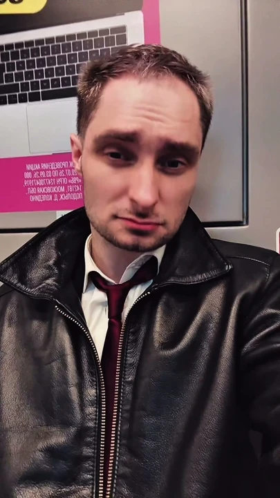 Takım elbiseli bir pidr, spor ayakkabılı ve deri ceketli bir gopnik'e hizmet eder
