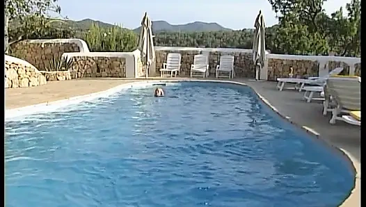 Sarışın kız havuz kenarında göğüslerine büyük bir yarak emiyor