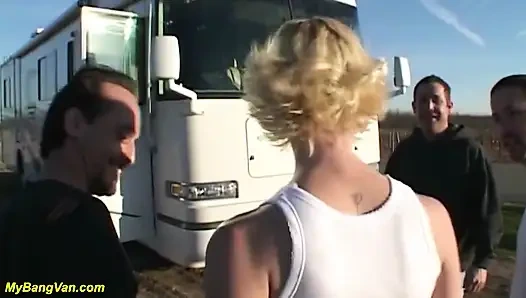 Çılgın kızlar minibüste sert sikişiyor