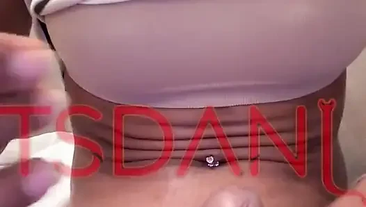 Evdeyken ve sadece rahatlarken, şimdiden sert bir şekilde sikişmek istiyorum