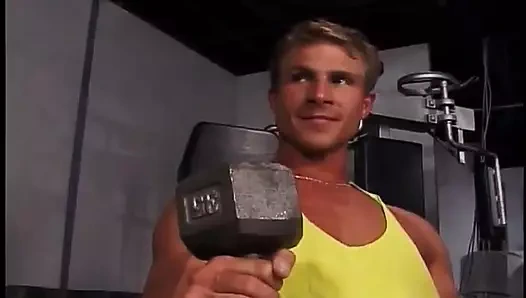 Çarpıcı vücutlu büyük memeli seksi sarışın orta yaşlı seksi kadın spor salonunda genç bir adam tarafından sikiliyor