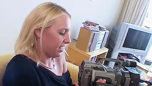 Uzun ve kısa boylu sarışınlar zenci bir adamla üçlü seks yapıyor