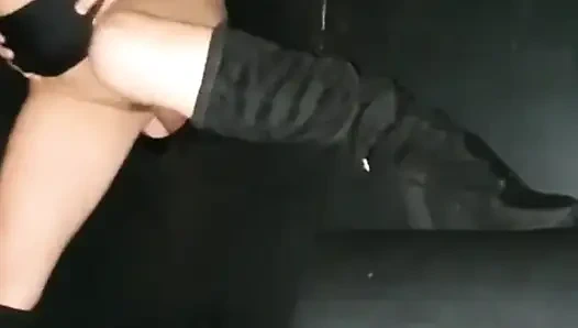 Vanessinha zafer deliğine gider ve çok heyecanlanır