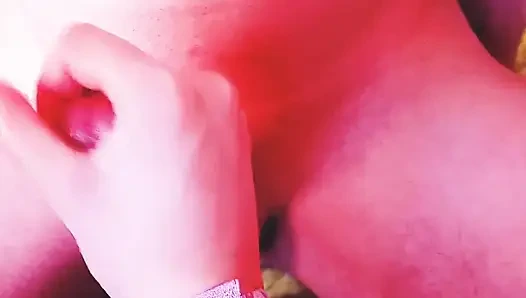 Sakso çekiyor ve sıkı bir amına giriyor