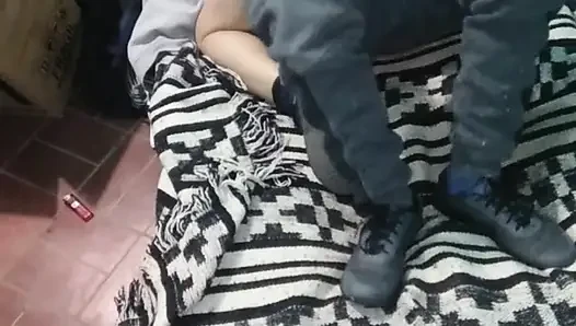 Montanolu kız yerdeki yatakla giyiniyor