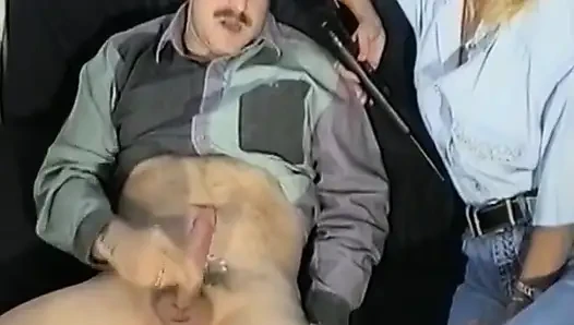 Alman adam muhabir ona nasıl yapacağını anlatırken yarağını mastürbasyon yapıyor