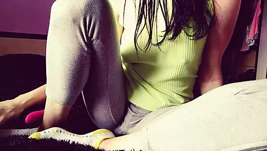 Pantolonuma bir vibratör koydum ve o kadar heyecanlandım ki onları çıkarmaya zamanım olmadı ve suyumdan ıslandılar.