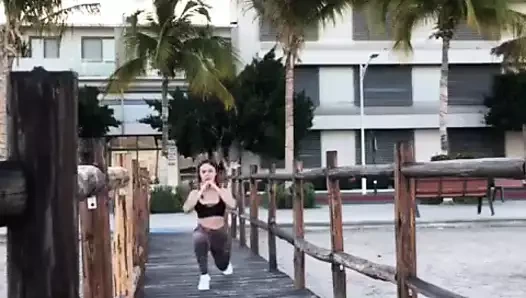 Viviana Romero  poniendo su cuerpo bueno pal productor BCS