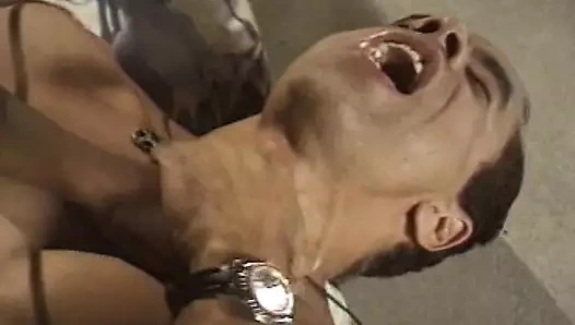 Bu büyük memeli zenci kadın aynı anda iki yarakla oynamayı seviyor