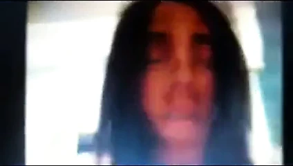 Vicky v. büyük göğüslerini gösteriyor