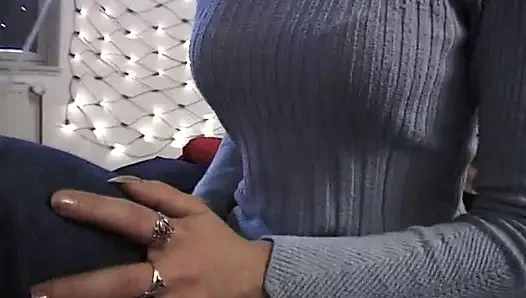 Güzel esmer bebek seksi vücudunu göstermenin tadını çıkarıyor