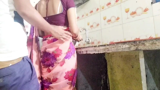 Desi maid ne bartan dhone ke bahane apane Malik ke sath chud gahi
