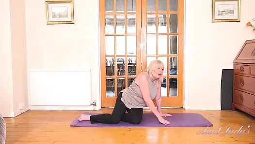 Auntjudys - büyük memeli olgun orta yaşlı seksi kadın Amy - yaramaz yoga egzersizi