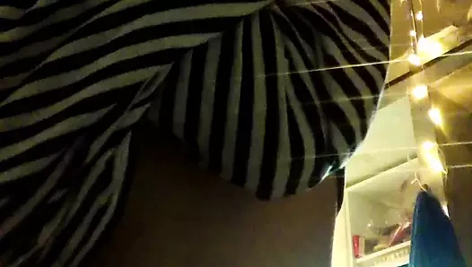 Nazik bir orgazm ile akşam ev yapımı güzel mastürbasyon