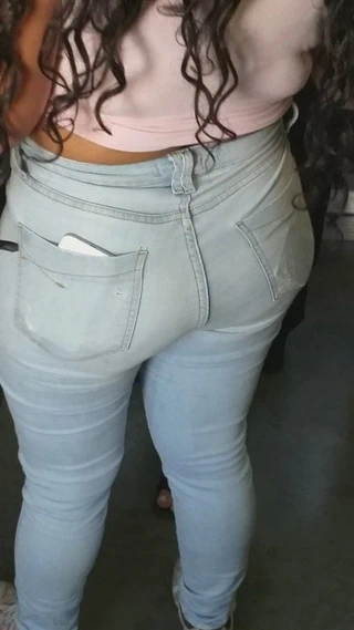 Morena gostosa de jeans
