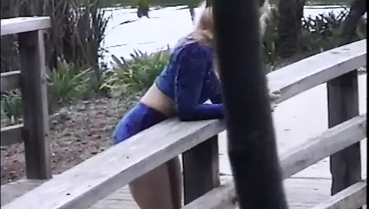 Klasik sarışın sürtük bardaktan döl yiyor