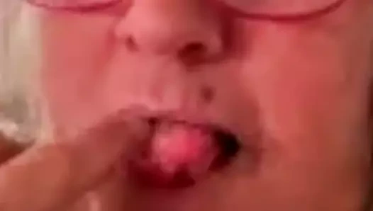 Yaşlı büyükanne genç adama bakıyor