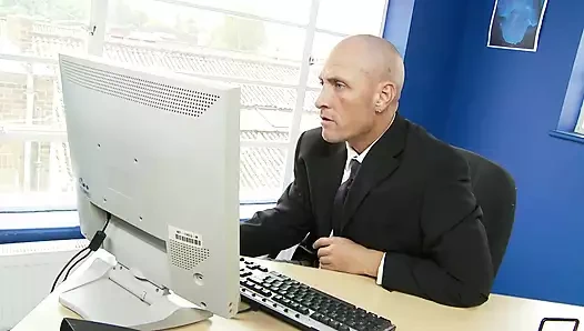 Sarışın orta yaşlı seksi kadın binmeden önce güçlü yarağı emiyor kovboy kız tarzı