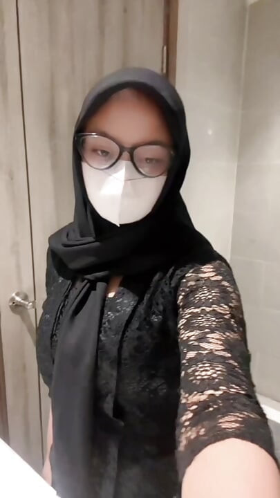 Tuvalette seksi kebaya başörtüsü çalıyor