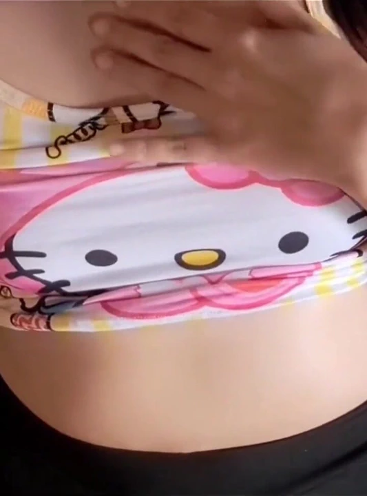 Influencer mastürbasyon yapıyor ve zengin amına dokunuyor ve büyük göğüslerini gösteriyor