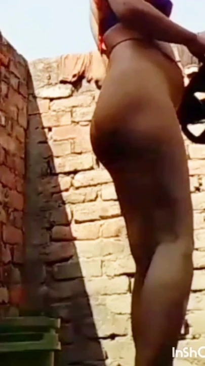 Ateşli desi genç seksi kız öğrenci banyo yapıyor.  Göğüslerine şiddetle masaj yaparken banyo yapıyor.  Öyleyim | Klip 1
