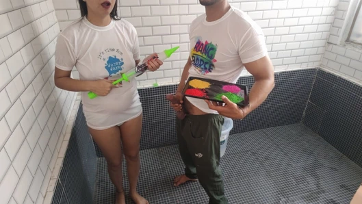 Holi özel holi en iyi arkadaşı Saara ile ve onu güzel bir şekilde sikiyor