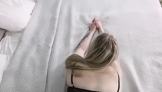 Azgın 21 Fin kız istediğini alıyor. İlk kez anal seks