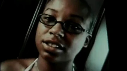 siyah bebek dışarı eğilir ve arkadan uzun okşadı alır