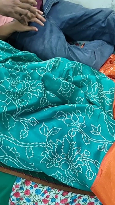 Üvey kız kardeş ve ben yatakta rahatlarken aniden onunla seks yapmak istediğimi düşündüğü için şok oldu.