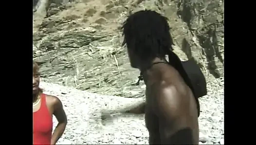 Büyük siyah yarak ve siyah bir sürtük için açık havada sikişen klasik zenci