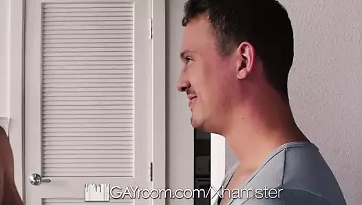 Gayroom sıkı buns nüfuz tarafından çok sayıda büyük yarak