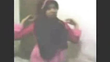 Endonezya- cewek jilbab striptiz 1