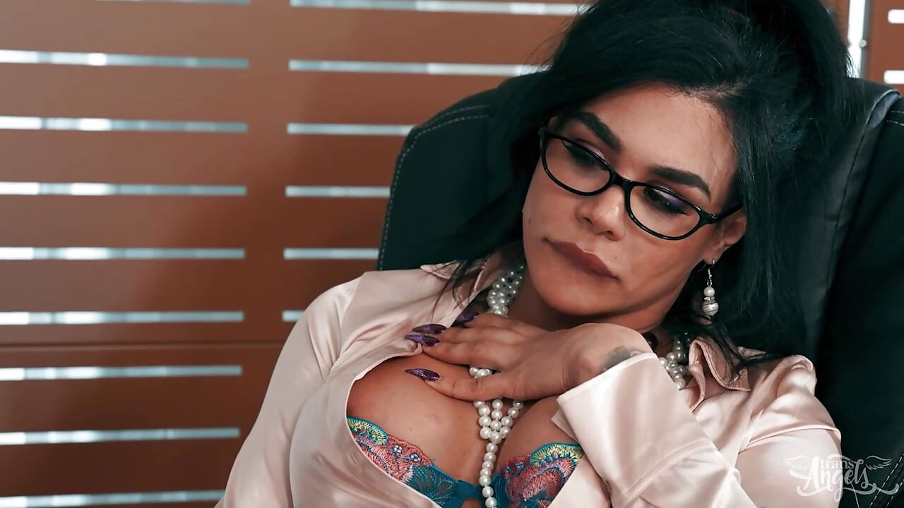 Trans melekler - kütüphaneci Eva Maxim uzun boylu üniversiteli adama sert anal sikişmeden önce erotik bir ayakla muamele çekiyor